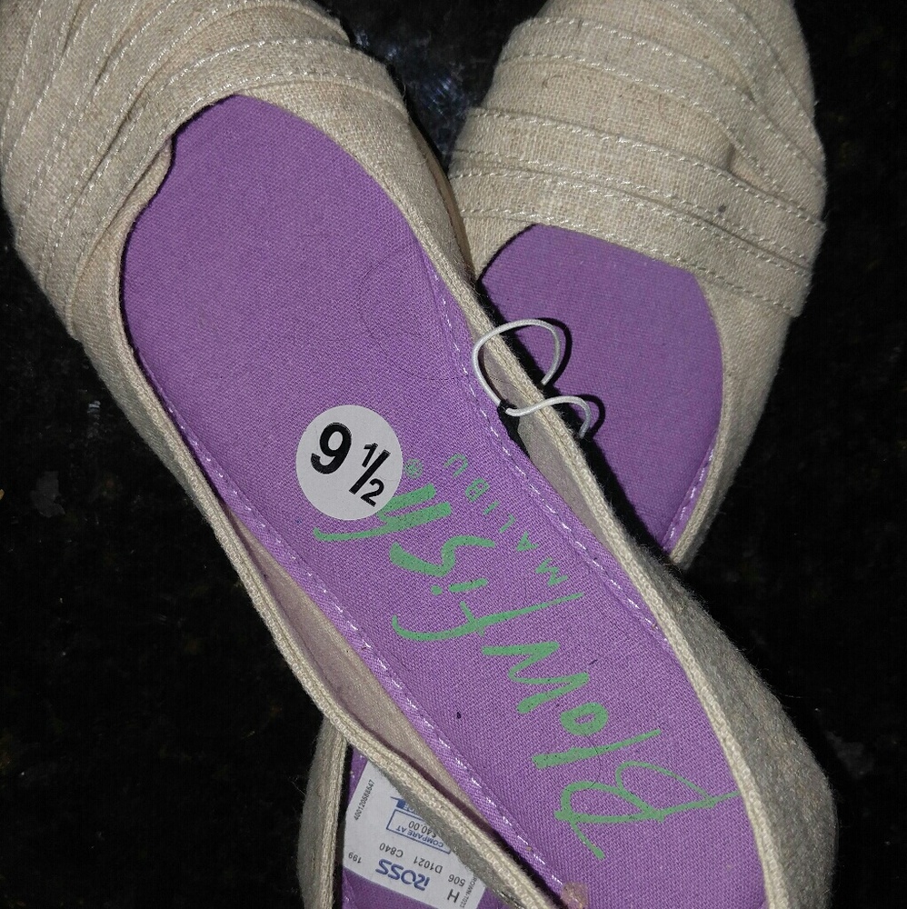 Blowfish beige flats NWT size 9 1/2